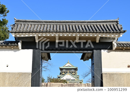 Osaka Castle Sakura Gate and clear sky 100951299