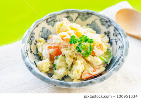 homemade potato salad 100951334