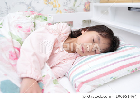 elementary school girl sleeping in bed elementary school girl sleeping in bed 100951464