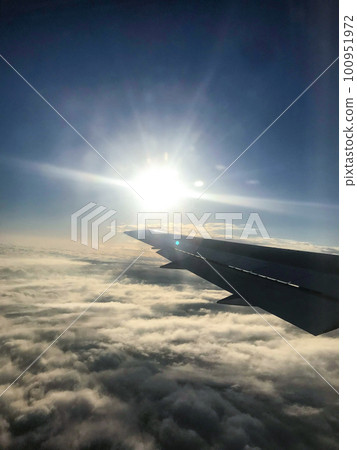 在平流層飛行期間從飛機上看到的雲層和太陽 100951972