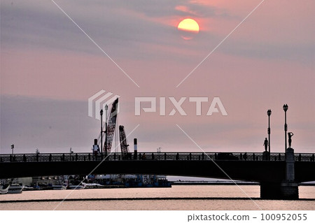 Nusamai Bridge with a view of the setting sun 100952055