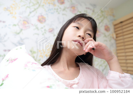 elementary school girl sleeping in bed 100952184