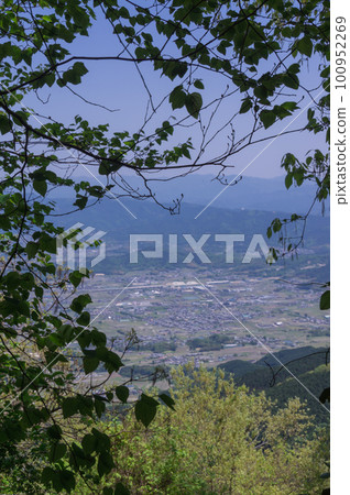 春天從大和葛城山頂眺望奈良縣御所市釧路 春天從大和葛城山頂眺望奈良縣御所市釧路 100952269