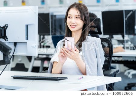 Young business woman working in the office 100952606