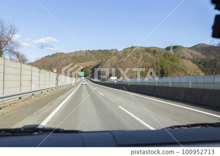 Highway on a sunny day 100952713