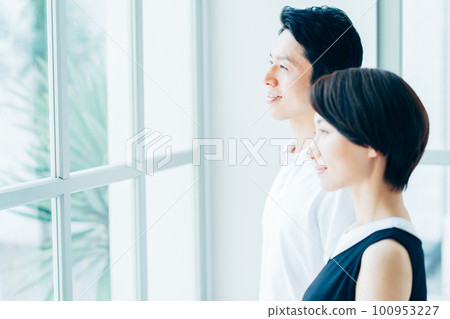 一對夫婦望著窗外 100953227