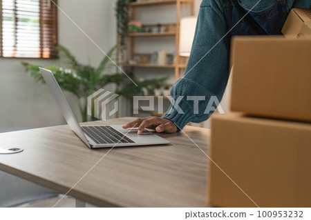 Entrepreneur, small business, SME, an independent man working from home Use a laptop for commercial inspections. online marketing Packaging box Entrepreneur, small business, SME, an independent man working from home Use a laptop for commercial inspections. online marketing Packaging box 100953232