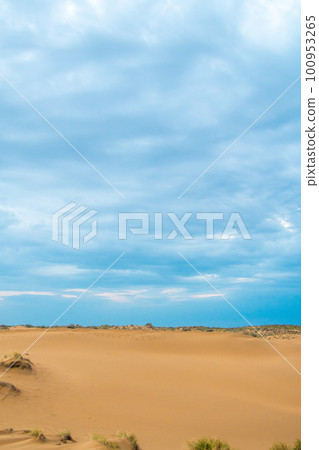 Thunderstorm unusual cloud over the Kyzylkum desert, rare rain over the desert area 100953265