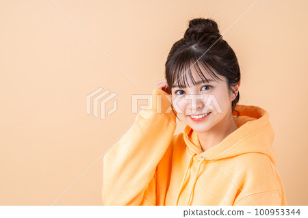 年輕女性的美麗。 100953344