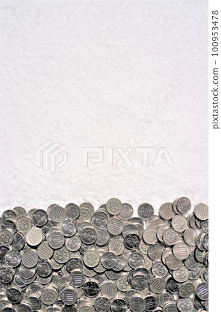 A lot of 100 yen coins 100953478
