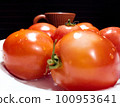 Close-up of fresh, ripe tomatoes 100953641
