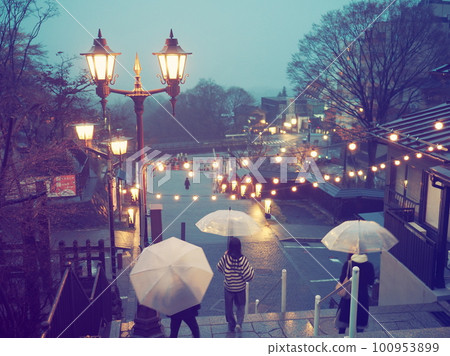 雨中的伊香保溫泉黃昏的石階入口 雨中的伊香保溫泉黃昏的石階入口 100953899