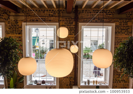 倫敦一家商店磚砌建築天花板上懸掛的燈籠形燈 100953933