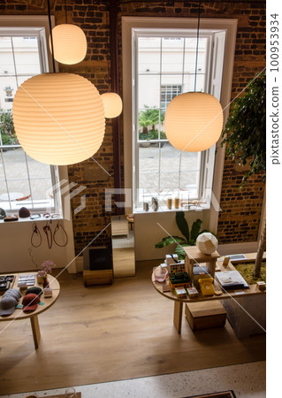 倫敦一家商店磚砌建築天花板上懸掛的燈籠形燈 100953934