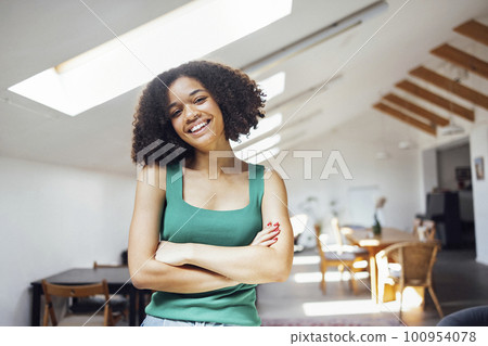 Beautiful young dark skinner girl laught and looks to the camera 100954078