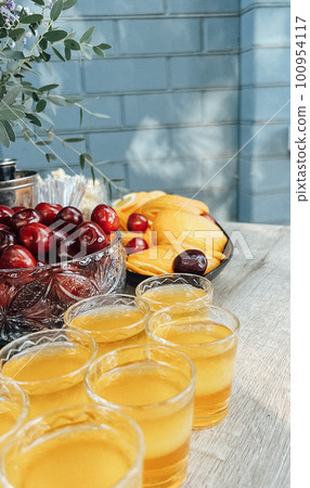 Drinks close up 100954117