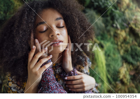 Female hands touch the neck of beautiful african american girl. Concept of femininity 100954354