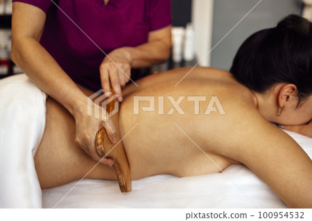 Massage madera. Maderotherapy Massage madera. Maderotherapy 100954532