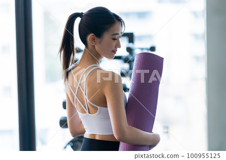 Young woman training in a sports gym 100955125
