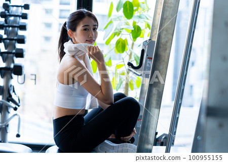 Young woman training in a sports gym 100955155