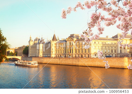 La Conciergerie, Paris, France 100956453
