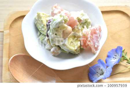 Low-calorie, healthy avocado and drained yogurt bean salad Low-calorie, healthy avocado and drained yogurt bean salad 100957939