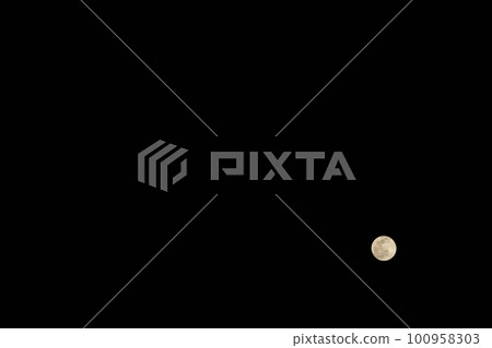 A 14.8-year-old March full moon floating in the night sky in Hakushu Town, Hokuto City (Position: lower right) 100958303