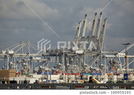 Gantry cranes for cargo containers in Rotterdam Gantry cranes for cargo containers in Rotterdam 100959193