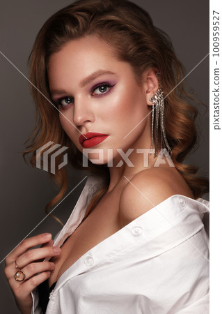 Beautiful sexy woman with classic make-up, fashion hair and red lips. Beauty face. Photo taken in the studio. 100959527