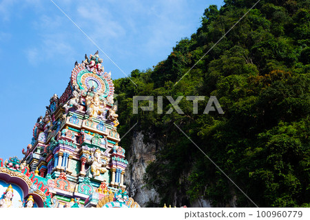 Colorful of Hindu temple in Batu Caves in Gombak, Selangor, Malaysia. 100960779