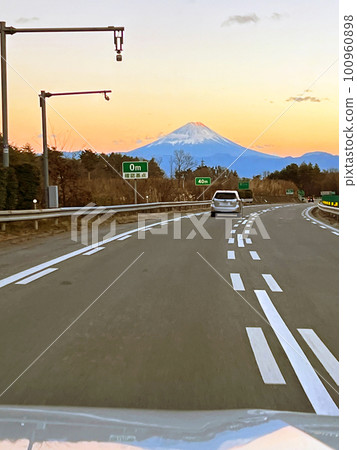 Mt.Fuji seen when driving uphill on the Chuo Expressway January scenery Mt.Fuji seen when driving uphill on the Chuo Expressway January scenery 100960898