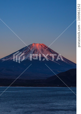 (Yamanashi Prefecture) Red Mt. (Yamanashi Prefecture) Red Mt. 100961252