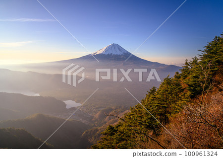 （山梨縣）從富士山看到的日出天空和富士山的壯麗景色 100961324