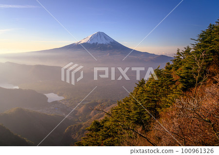 （山梨縣）從富士山看到的日出天空和富士山的壯麗景色 100961326