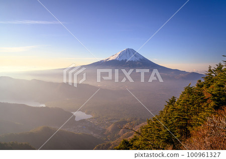 （山梨縣）從富士山看到的日出天空和富士山的壯麗景色 100961327