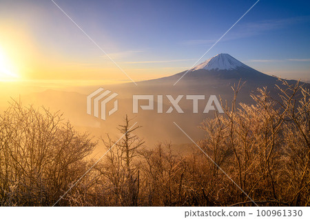 （山梨縣）從富士山看到的日出天空和富士山的壯麗景色 100961330