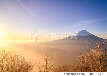 （山梨縣）從富士山看到的日出天空和富士山的壯麗景色 100961335