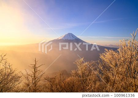 （山梨縣）從富士山看到的日出天空和富士山的壯麗景色 100961336
