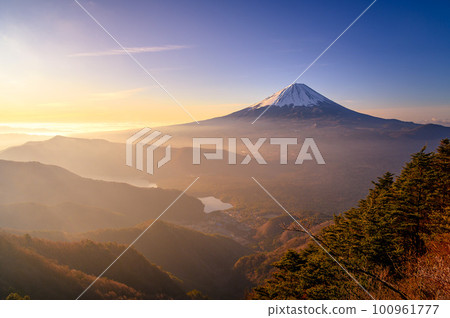 （山梨縣）富士山的清晨景色和富士山的山脈。 100961777