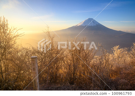 (Yamanashi Prefecture) Mt. Odake summit sign and superb view of Mt. (Yamanashi Prefecture) Mt. Odake summit sign and superb view of Mt. 100961793