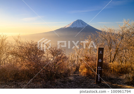 (Yamanashi Prefecture) Mt. Odake summit sign and superb view of Mt. (Yamanashi Prefecture) Mt. Odake summit sign and superb view of Mt. 100961794