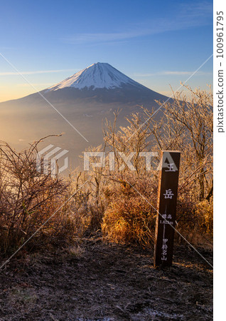 (Yamanashi Prefecture) Mt. Odake summit sign and superb view of Mt. (Yamanashi Prefecture) Mt. Odake summit sign and superb view of Mt. 100961795
