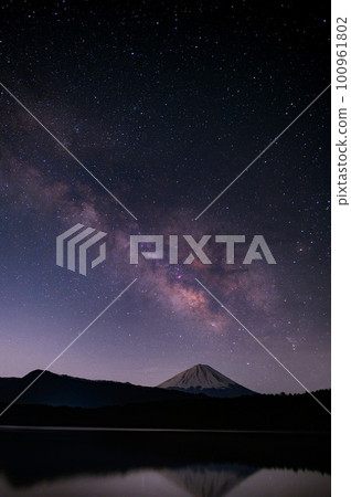 (Yamanashi Prefecture) Superb view of upside-down Mt.Fuji reflected in Lake Saiko and the Milky Way 100961802