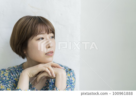 短髮的年輕女性憂心忡忡的思考形象 100961888