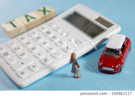 Calculator and mini car image of automobile tax 100962117
