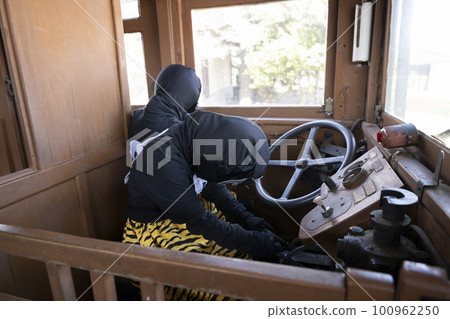 The villain girl who hijacked the train The villain girl who hijacked the train 100962250