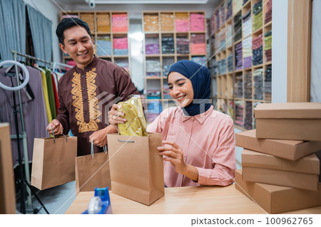 two owner packing their product preparing for delivering package two owner packing their product preparing for delivering package 100962765