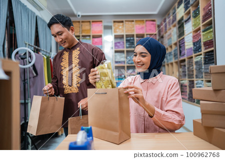 Muslim female and male preparing delivery parcel at the shop Muslim female and male preparing delivery parcel at the shop 100962768