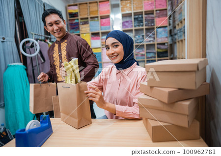 Muslim female and male preparing delivery parcel at the shop Muslim female and male preparing delivery parcel at the shop 100962781