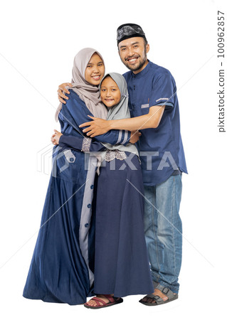 asian family with daughter wearing traditional islamic clothes 100962857